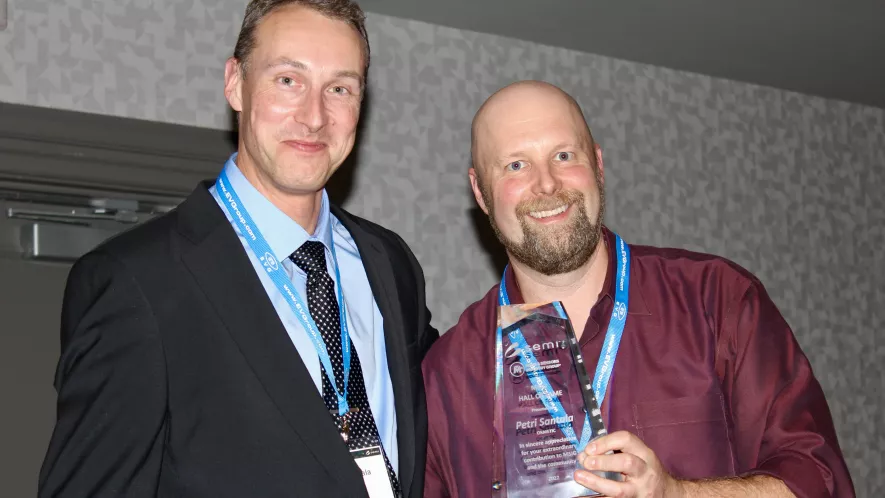 Petri Santala receives his MSIG HoF award from Tim Brosnihan at MSEC 2022